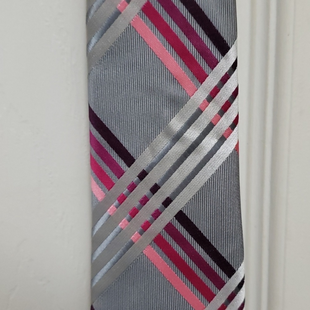 silver/pink tie